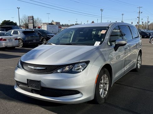 Used 2023 Chrysler Voyager LX image 4