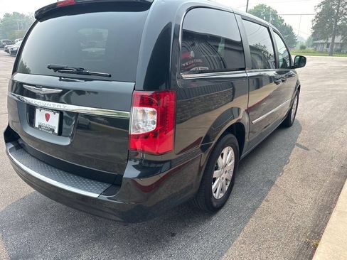 Used 2014 Chrysler Town & Country Touring FWD image 5