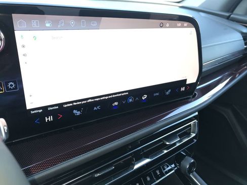 Used 2025 Chevrolet Traverse Z71 image 16