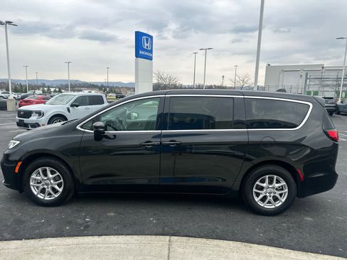 Used 2024 Chrysler Pacifica Touring-L image 5