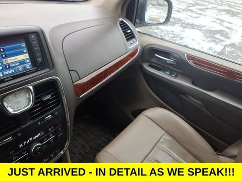 Used 2014 Chrysler Town & Country Touring-L w/ Driver Convenience Group image 24