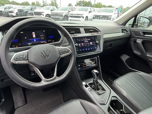Used 2022 Volkswagen Tiguan SE FWD image 5