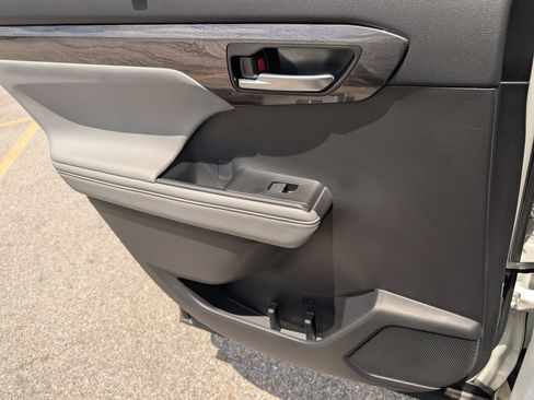 Used 2021 Toyota Highlander Limited FWD image 28