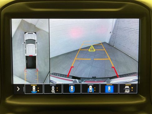 Used 2022 GMC Sierra 2500 AT4 w/ AT4 Preferred Package image 17