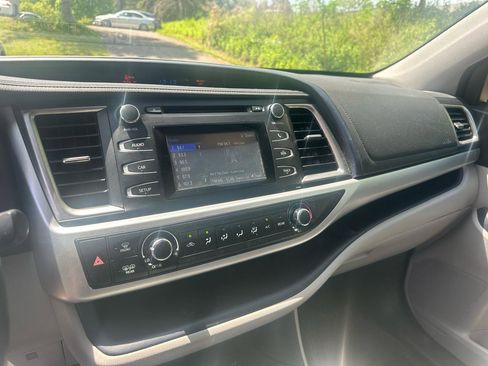 Used 2017 Toyota Highlander LE w/ Carpet Mat Package AWD/4WD image 19