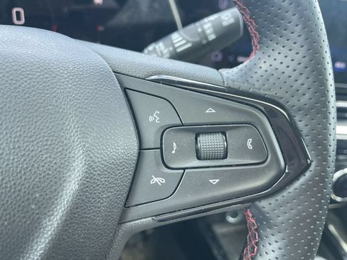 Used 2024 Chevrolet Trax RS w/ Sunroof Package FWD image 9