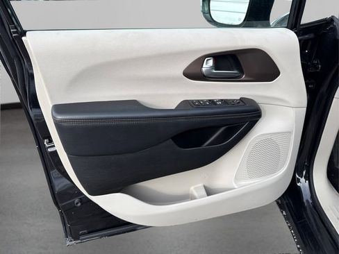 Used 2017 Chrysler Pacifica Touring-L image 23