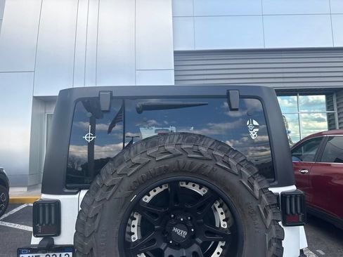 Used 2017 Jeep Wrangler Unlimited Sahara AWD/4WD image 6