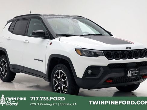 Used 2025 Jeep Compass Trailhawk AWD/4WD image 1
