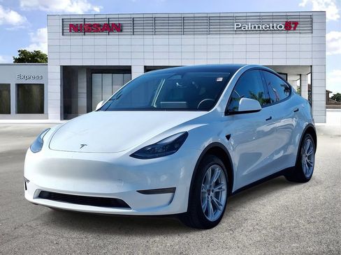 Used 2024 Tesla Model Y Long Range AWD/4WD image 3