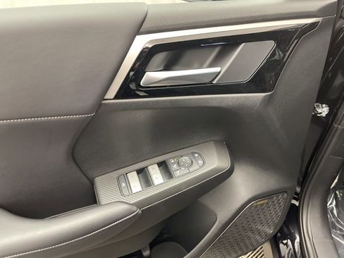 New 2025 Mitsubishi Outlander SE image 18