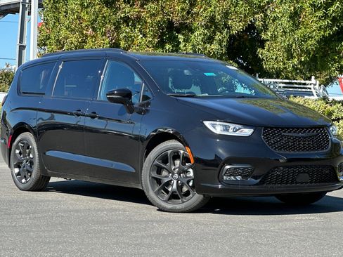 New 2026 Chrysler Pacifica Limited w/ S Appearance Package image 2