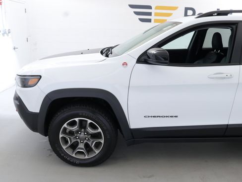 Used 2022 Jeep Cherokee Trailhawk image 4