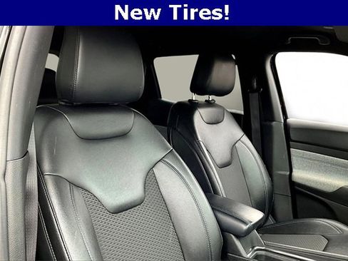 Used 2024 Jeep Compass Latitude image 28