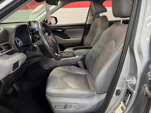 Used 2021 Toyota Highlander XLE FWD image 14