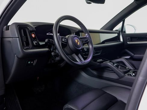 Used 2025 Porsche Cayenne image 4