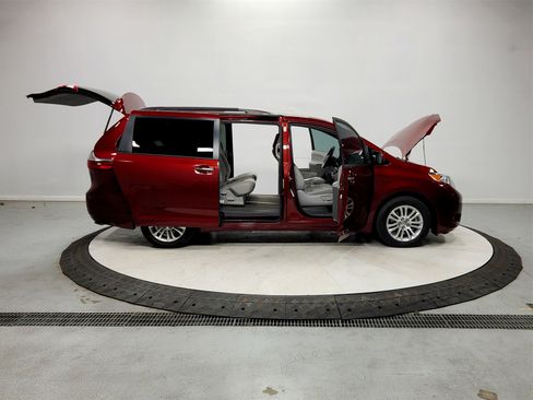 Used 2015 Toyota Sienna XLE Premium image 16