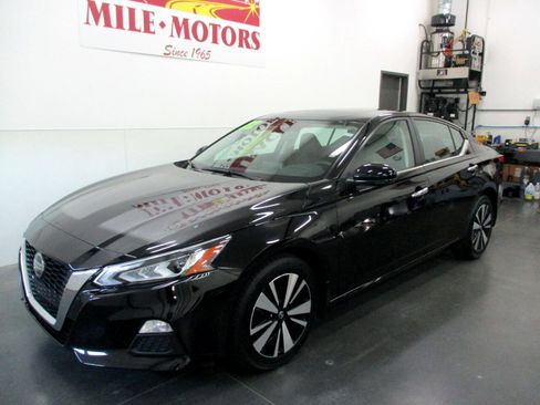Used 2022 Nissan Altima 2.5 SV w/ SV Premium Package image 3