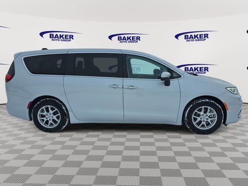 Used 2023 Chrysler Pacifica Touring-L FWD image 4