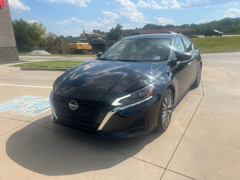 Used 2024 Nissan Altima 2.5 SV image 2