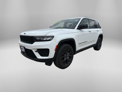 Used 2025 Jeep Grand Cherokee Altitude AWD/4WD image 1