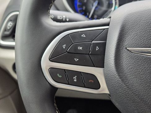 Used 2023 Chrysler Pacifica Touring-L FWD image 27