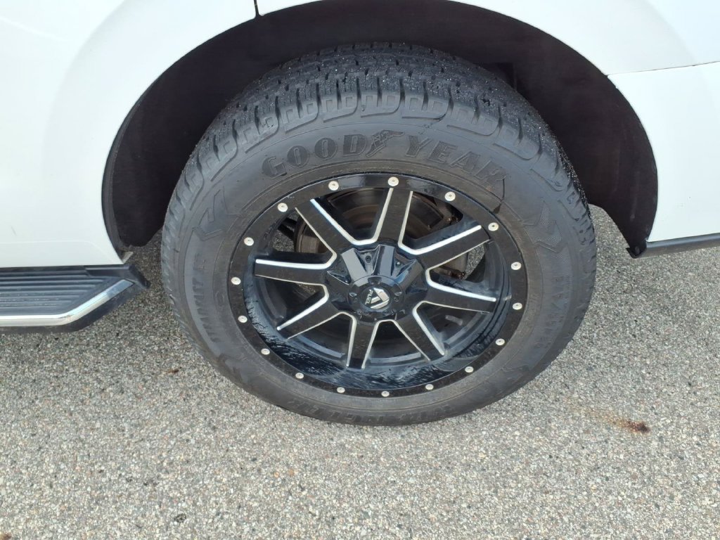 Used 2018 Ford Expedition XLT w/ Equipment Group 202A AWD/4WD image 8