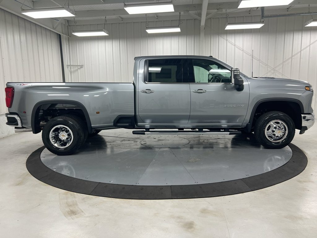 Used 2025 Chevrolet Silverado 3500 LTZ w/ LTZ Convenience Package AWD/4WD image 4