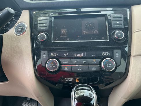Used 2018 Nissan Rogue SV FWD image 12