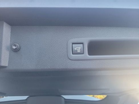 Used 2025 Toyota Sienna XLE image 32