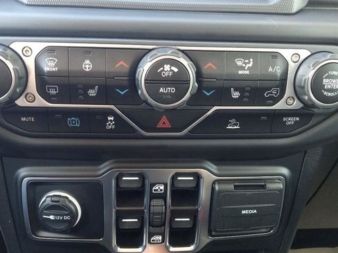 Used 2023 Jeep Wrangler Sahara w/ Cold Weather Group AWD/4WD image 23