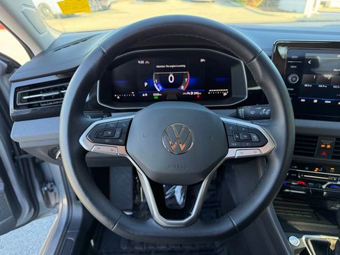 Certified 2025 Volkswagen Jetta SE w/ Black Wheel Package image 21