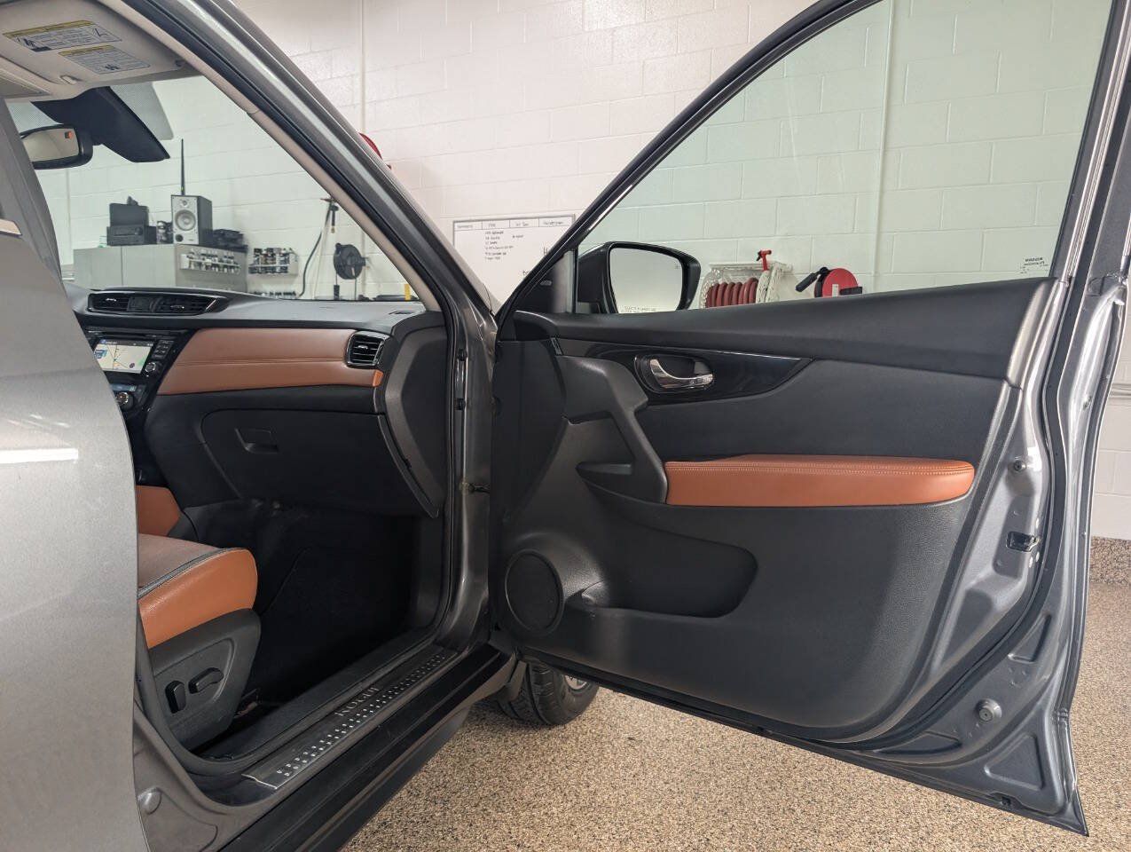 Used 2017 Nissan Rogue AWD image 21