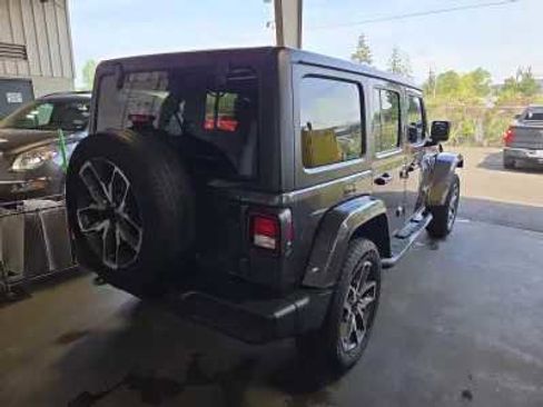 Used 2024 Jeep Wrangler Unlimited w/ Convenience Group AWD/4WD image 2