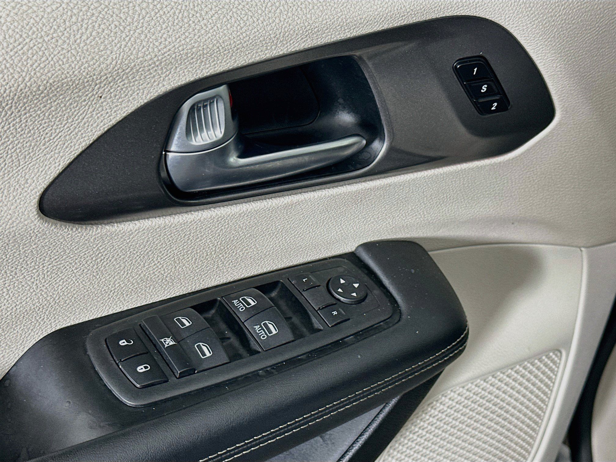Used 2023 Chrysler Pacifica Touring-L FWD image 15