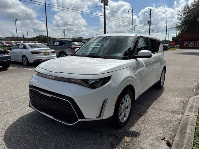 Used 2025 Kia Soul LX w/ LX Technology Package FWD image 4