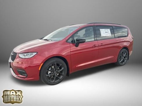 New 2026 Chrysler Pacifica Select image 3