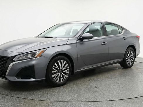 Used 2025 Nissan Altima 2.5 SV FWD image 3