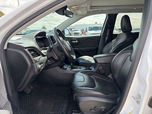Used 2019 Jeep Cherokee Trailhawk AWD/4WD image 2