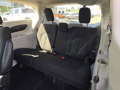 Used 2022 Chrysler Voyager LX FWD image 17