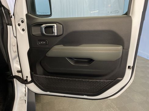 Certified 2025 Jeep Gladiator Mojave image 46