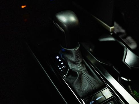 Used 2025 Toyota Camry SE image 21