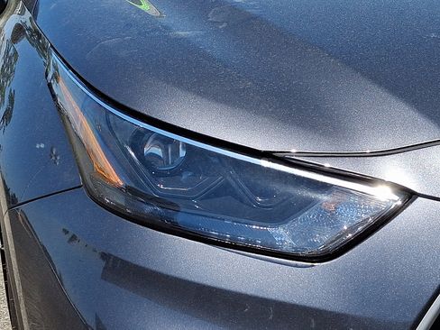 Used 2025 Toyota Highlander LE AWD/4WD image 10