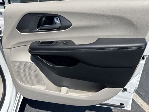 Used 2023 Chrysler Pacifica Touring-L FWD image 16