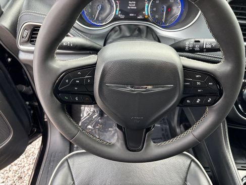 Used 2025 Chrysler Pacifica Limited FWD image 31