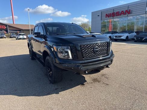 Used 2019 Nissan Titan SL w/ Midnight Edition image 3