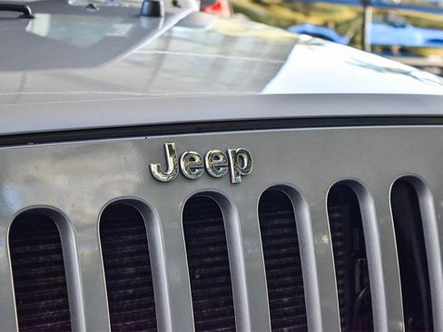 Used 2015 Jeep Wrangler Unlimited Sahara image 9