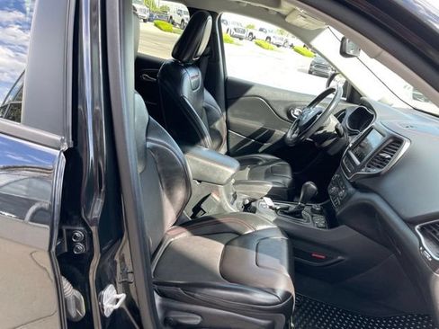 Used 2020 Jeep Cherokee Trailhawk w/ Comfort/Convenience Group AWD/4WD image 19