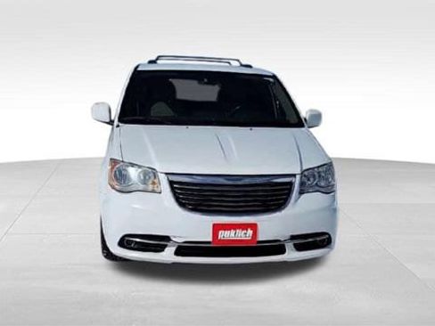 Used 2016 Chrysler Town & Country Touring image 3