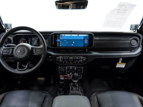 Used 2025 Jeep Gladiator Rubicon w/ Safety Group AWD/4WD image 16